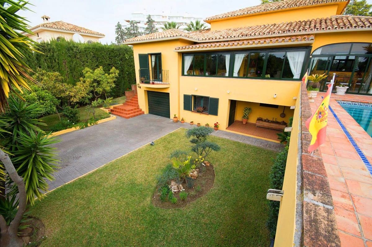 3 bedroom Villa for sale in Marbella with pool - € 775,000 (Ref: 9507027)