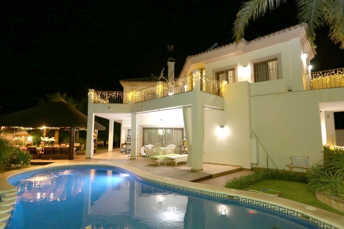 5 bedroom Villa for sale in Marbella with pool garage - € 1,950,000 (Ref: 9507043)