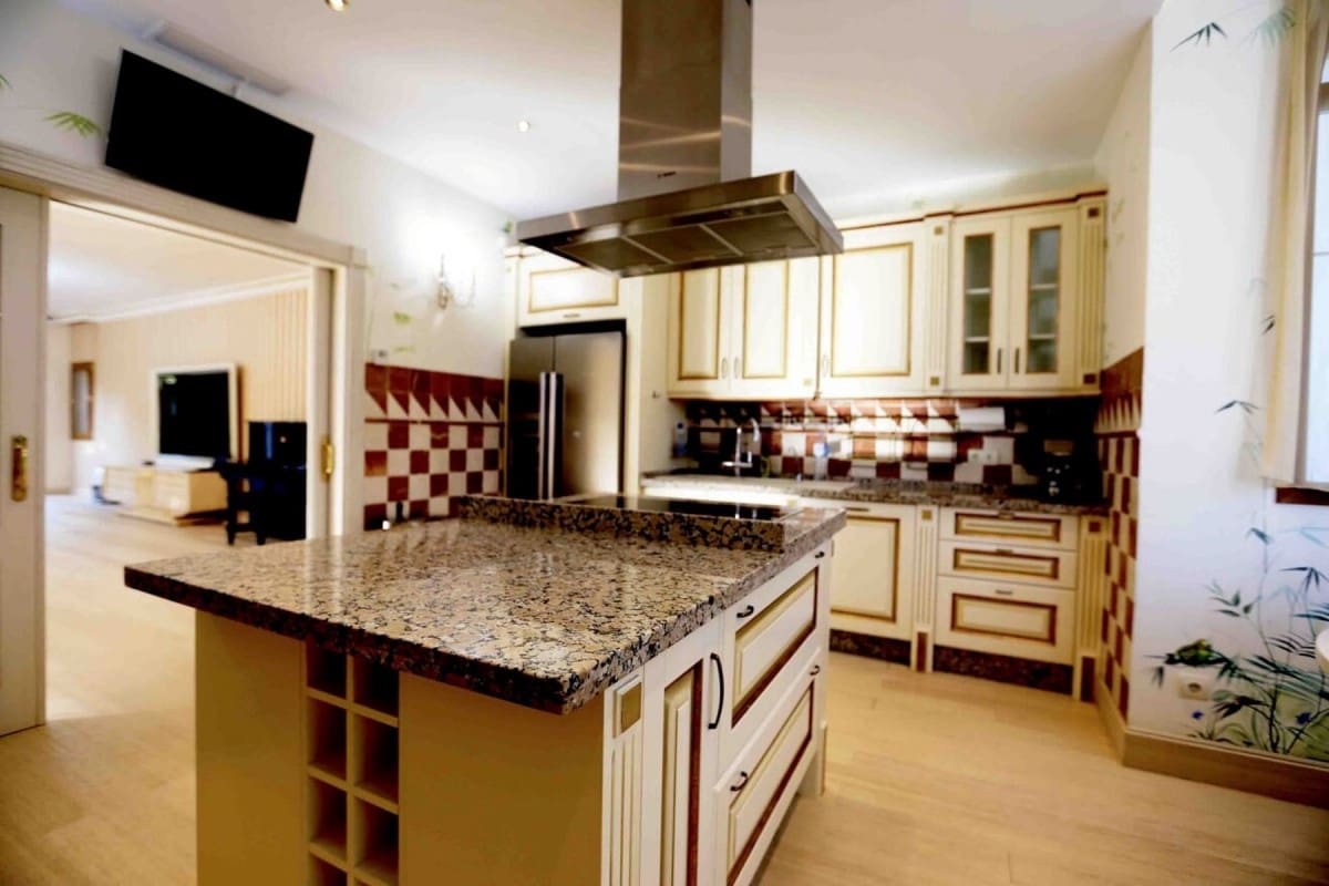 5 bedroom Villa for sale in Marbella with pool garage - € 1,950,000 (Ref: 9507043)