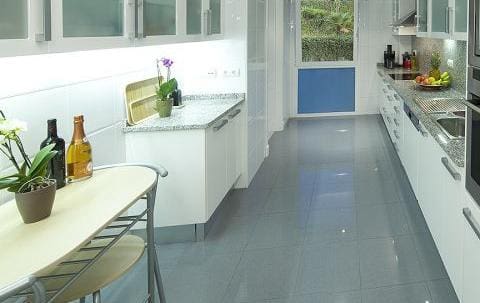 Apartamento de 2 habitaciones en Marbella en venta con piscina garaje - 589.000 € (Ref: 9507062)