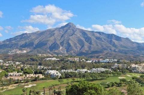 Apartamento de 2 habitaciones en Marbella en venta con piscina garaje - 589.000 € (Ref: 9507062)
