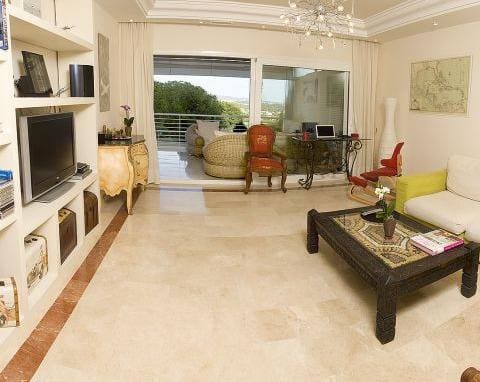 Apartamento de 2 habitaciones en Marbella en venta con piscina garaje - 589.000 € (Ref: 9507062)