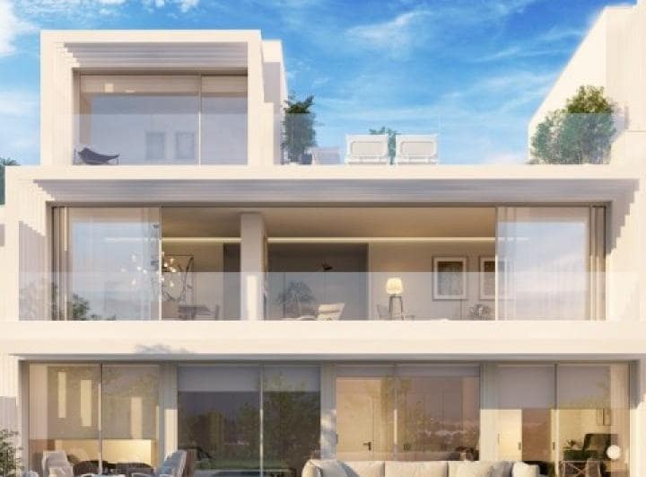 Chalet de 4 habitaciones en Estepona en venta con piscina garaje - 548.000 € (Ref: 9507073)