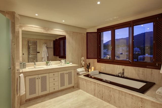 2 slaapkamer Appartement te koop in Estepona met zwembad garage - € 900.000 (Ref: 9507130)