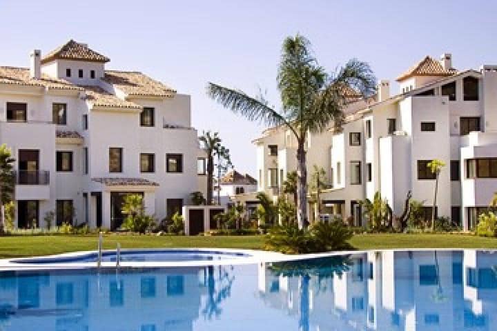 2 bedroom Apartment for sale in Benahavis with pool - € 350,000 (Ref: 9507138)