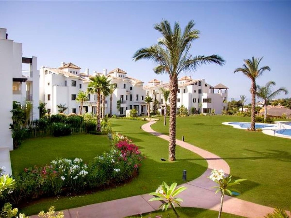 2 bedroom Apartment for sale in Benahavis with pool - € 350,000 (Ref: 9507138)