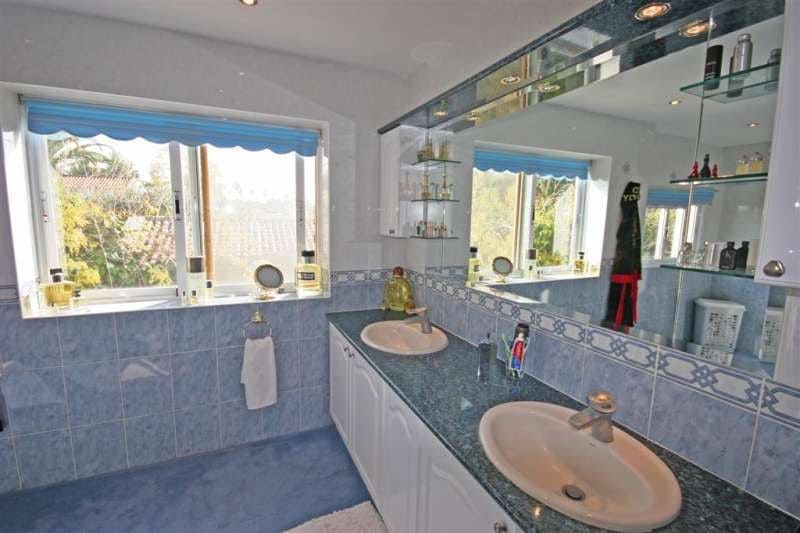 4 bedroom Villa for sale in Marbella with pool - € 1,000,000 (Ref: 9507140)