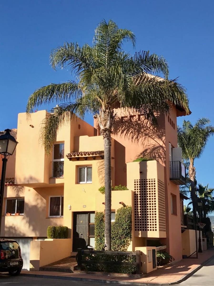 3 bedroom Townhouse for sale in Marbella with pool - € 315,000 (Ref: 9507148)