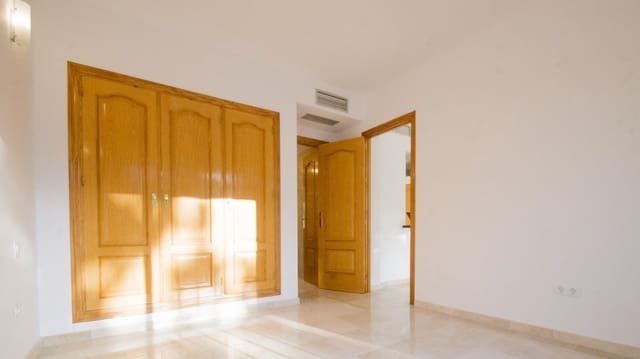 4 bedroom Townhouse for sale in Marbella with pool garage - € 395,000 (Ref: 9507165)