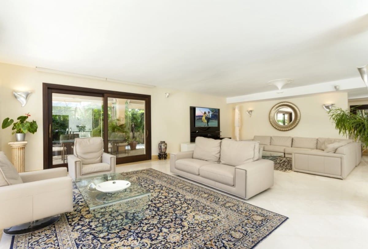 5 bedroom Villa for sale in Marbella with pool garage - € 1,595,000 (Ref: 9507174)