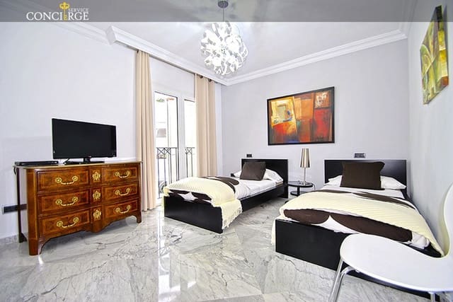 Apartamento de 3 habitaciones en Puerto Banus, Marbella en venta con piscina garaje - 1.250.000 € (Ref: 9507195)