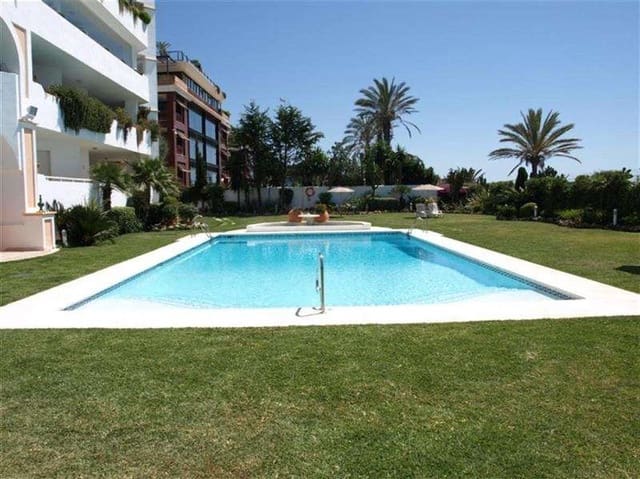 Apartamento de 2 habitaciones en Puerto Banus, Marbella en venta con piscina garaje - 1.200.000 € (Ref: 9507243)