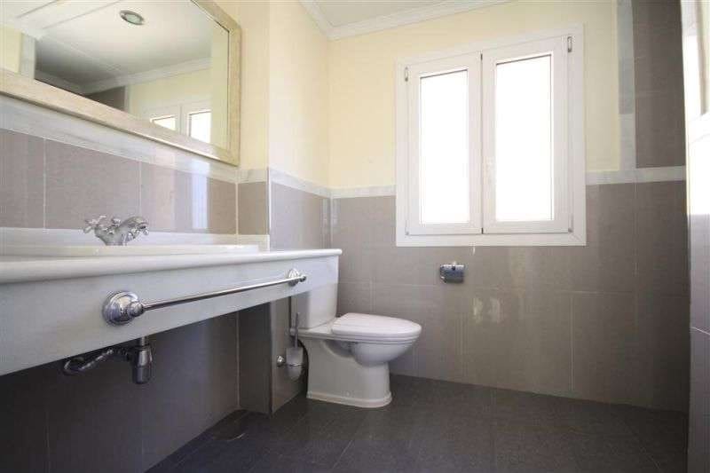 3 soveværelse Villa til salg i Marbella med swimmingpool garage - € 750.000 (Ref: 9507249)