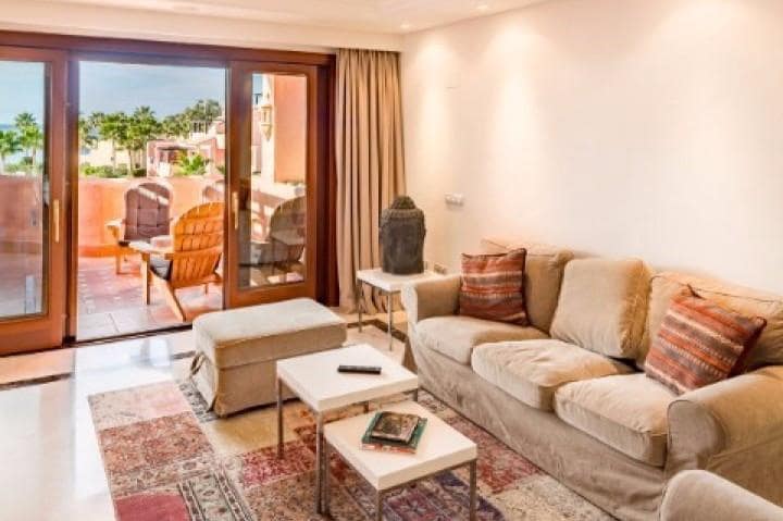 Apartamento de 3 habitaciones en Estepona en venta con piscina garaje - 725.000 € (Ref: 9507250)