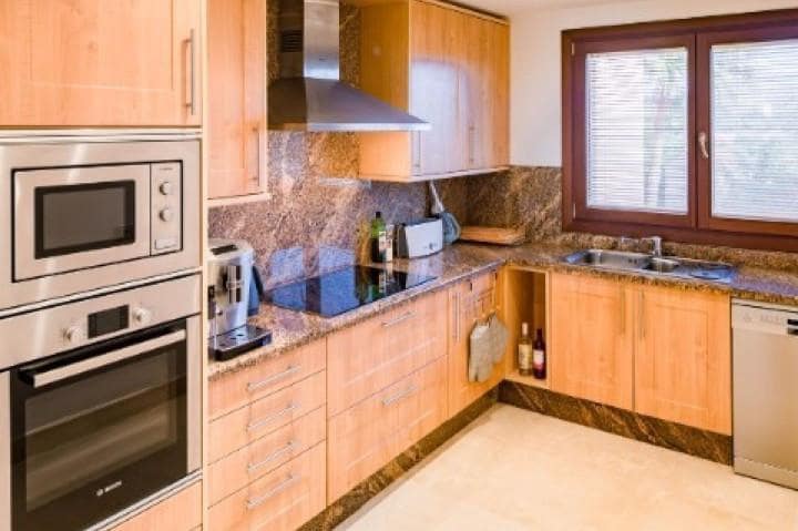 Apartamento de 3 habitaciones en Estepona en venta con piscina garaje - 725.000 € (Ref: 9507250)