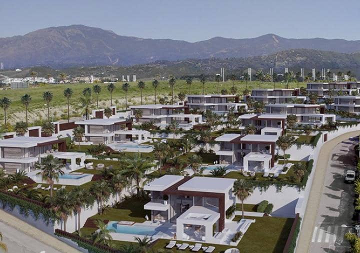 4 bedroom Villa for sale in Estepona with pool garage - € 1,075,000 (Ref: 9507251)