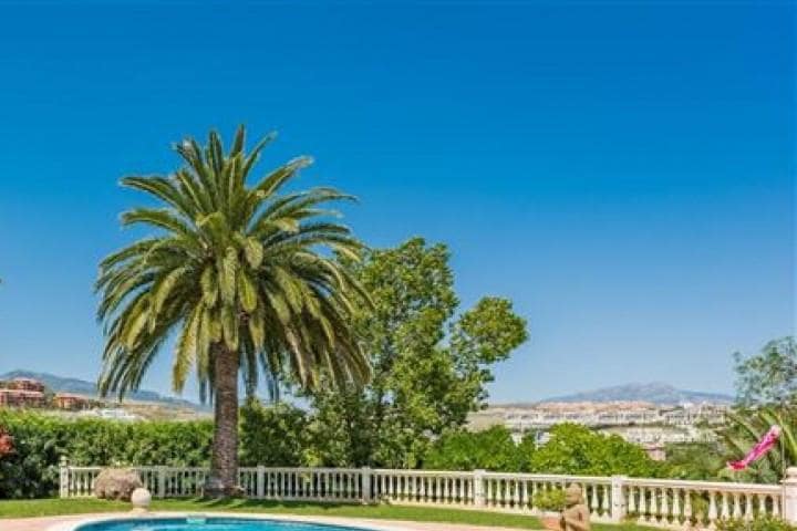 5 bedroom Villa for sale in Benahavis with pool - € 1,795,000 (Ref: 9507267)