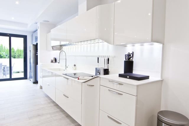 Chalet de 7 habitaciones en San Pedro de Alcantara, Marbella en venta con piscina - 1.395.000 € (Ref: 9507276)