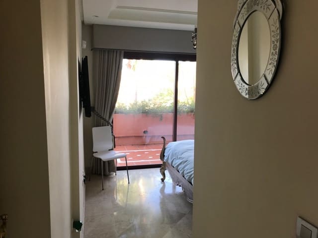 3 sypialnia Penthouse na sprzedaż w Puerto Banus, Marbella z basenem garażem - 1 275 000 € (Ref: 9507296)