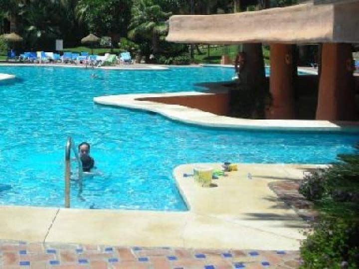 Apartamento de 2 habitaciones en Marbella en venta con piscina garaje - 339.000 € (Ref: 9507297)