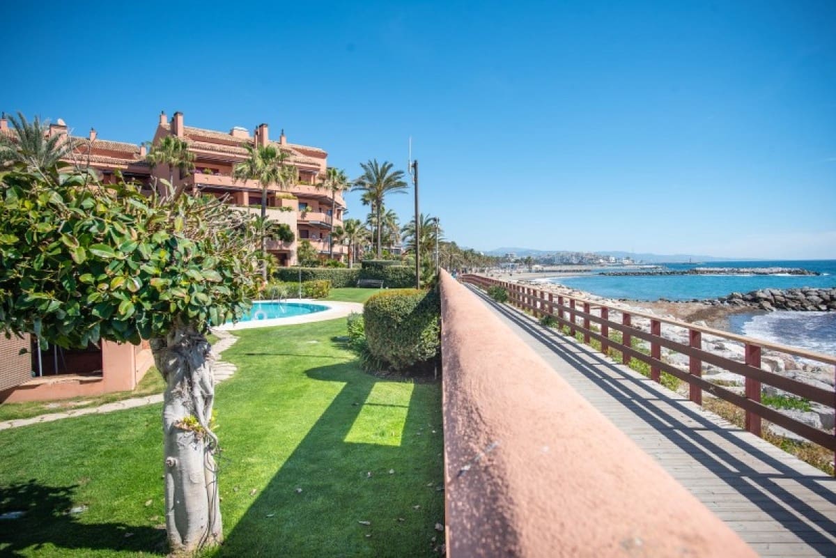 3 sypialnia Apartament na sprzedaż w Puerto Banus z basenem garażem - 1 400 000 € (Ref: 9507318)