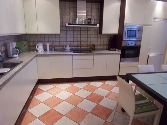 6 slaapkamer Villa te koop in Puerto Banus, Marbella met zwembad - € 1.250.000 (Ref: 9507339)