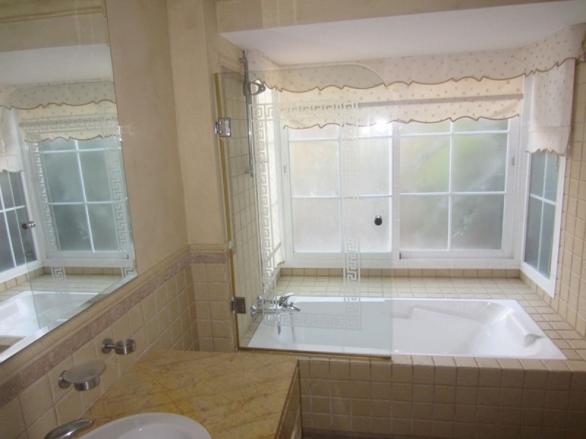 6 bedroom Villa for sale in Marbella with pool - € 1,950,000 (Ref: 9507345)