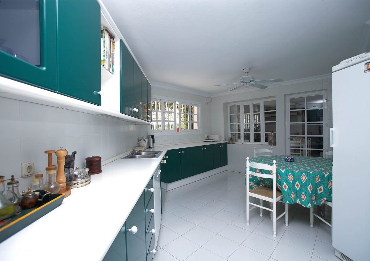 5 bedroom Villa for sale in Marbella with pool garage - € 3,200,000 (Ref: 9507349)