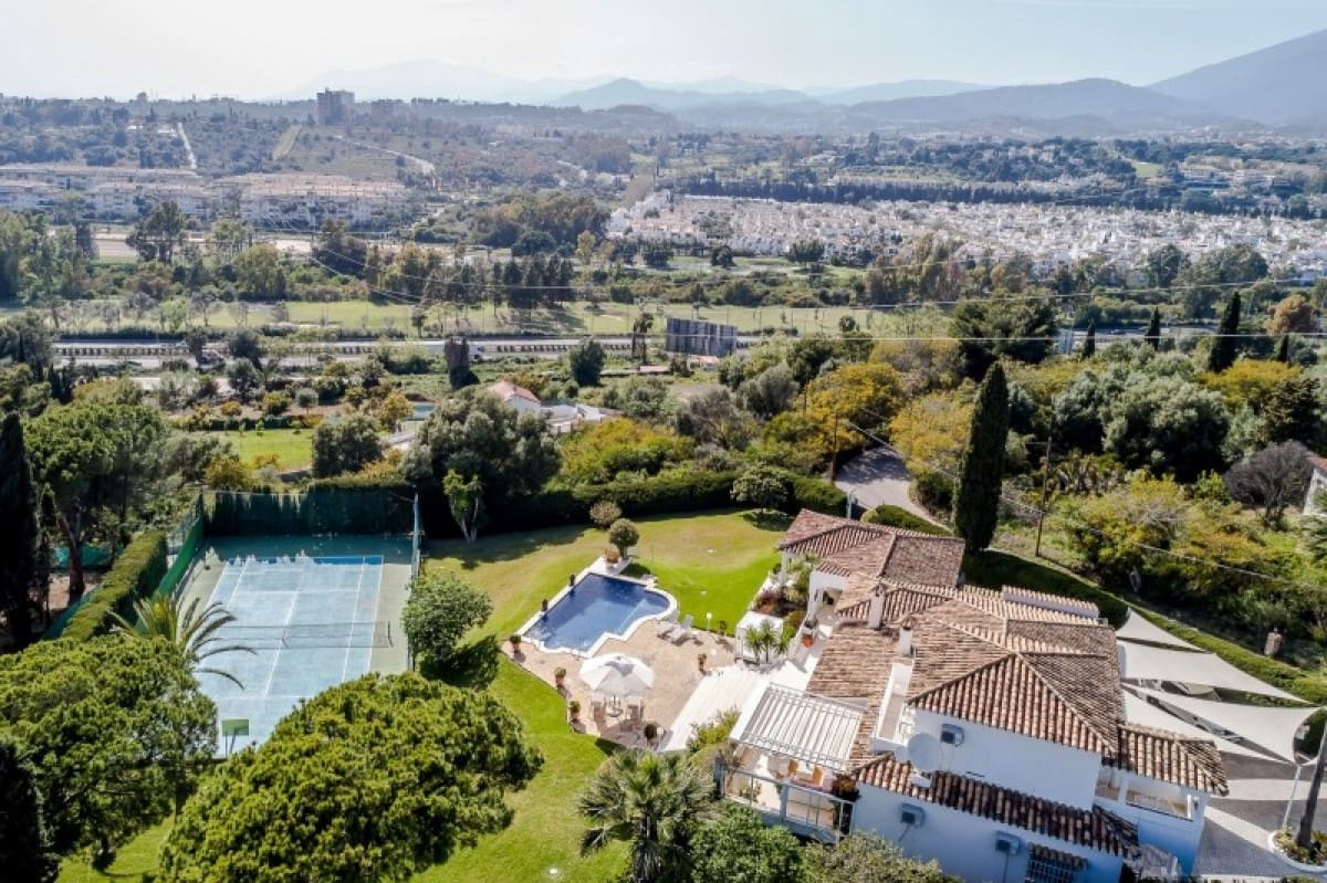 5 bedroom Villa for sale in Marbella with pool garage - € 2,650,000 (Ref: 9507370)