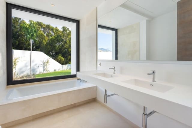 4 soveværelse Villa til salg i Estepona med swimmingpool garage - € 2.700.000 (Ref: 9507395)