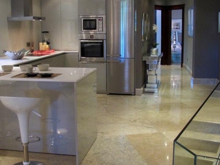 Ático de 3 habitaciones en Marbella en venta con piscina - 1.157.790 € (Ref: 9507408)