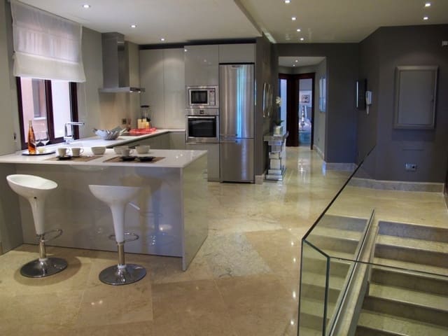 Ático de 3 habitaciones en Marbella en venta con piscina - 1.157.790 € (Ref: 9507408)