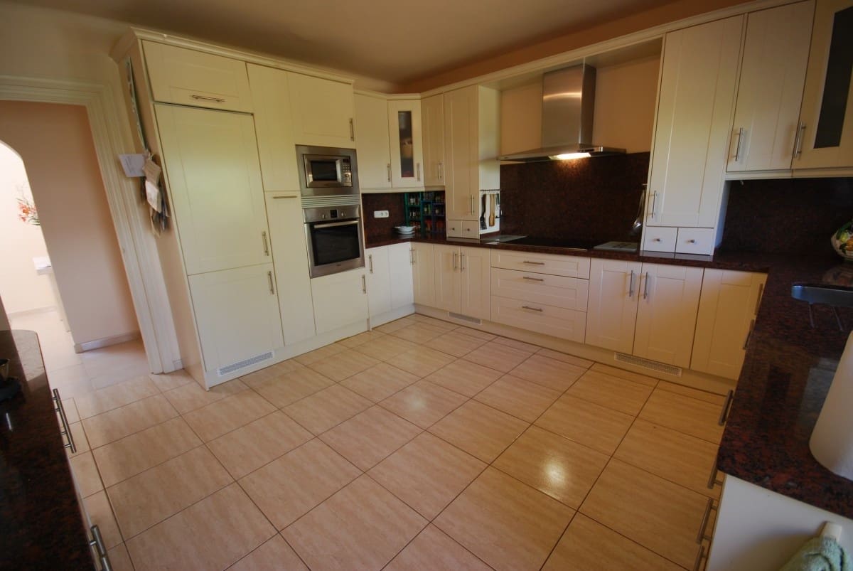 4 camera da letto Villa in vendita in Estepona con piscina - 550.000 € (Rif: 9507418)