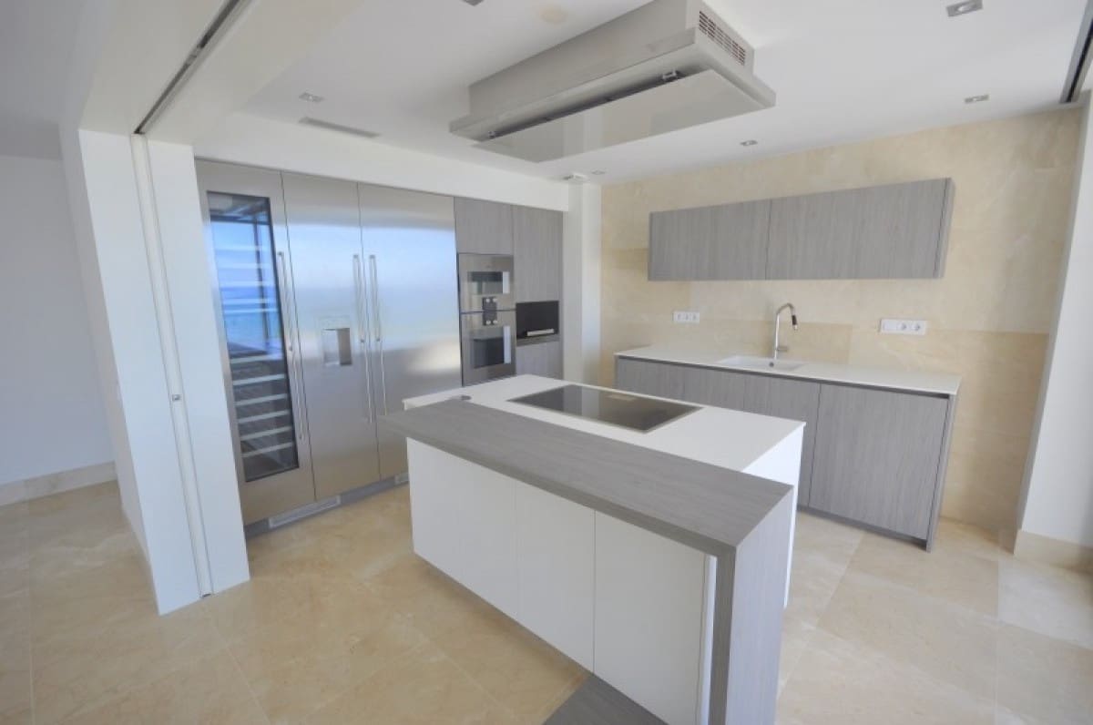 2 bedroom Apartment for sale in Estepona with pool garage - € 1,100,000 (Ref: 9507424)