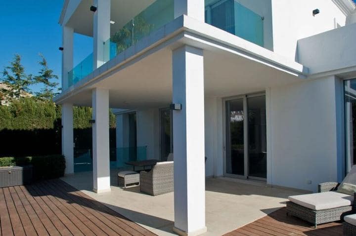 4 soverom Villa til salgs i Marbella med svømmebasseng garasje - € 1 995 000 (Ref: 9507470)