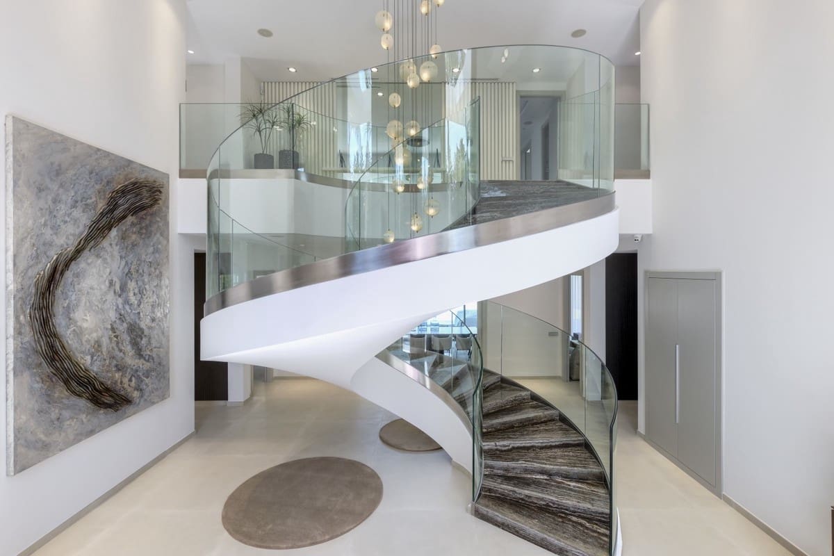 9 slaapkamer Villa te koop in Nueva Andalucia met zwembad garage - € 11.800.000 (Ref: 9507503)