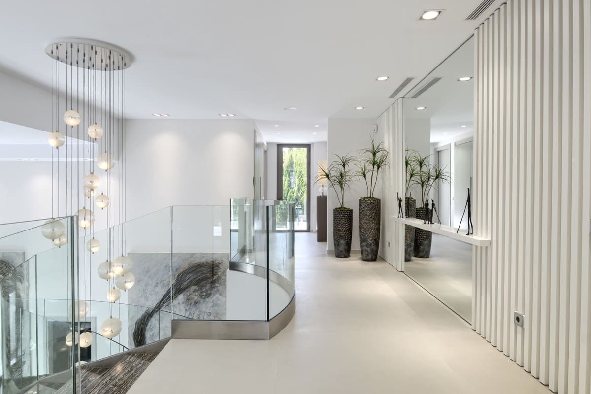 9 slaapkamer Villa te koop in Nueva Andalucia met zwembad garage - € 11.800.000 (Ref: 9507503)