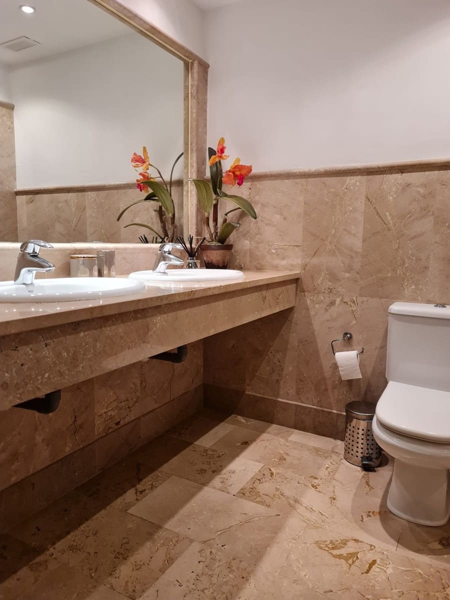 2 sovrum Lägenhet till salu i Nueva Andalucia med pool garage - 385 000 € (Ref: 9507512)