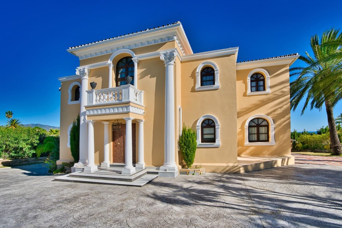 9 bedroom Villa for sale in Estepona with pool garage - € 2,900,000 (Ref: 9507521)