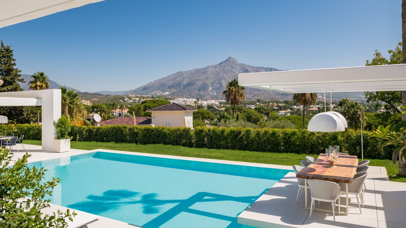 4 sypialnia Willa na sprzedaż w Marbella z basenem garażem - 3 825 000 € (Ref: 9507523)