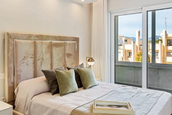 2 sovrum Lägenhet till salu i Nueva Andalucia med pool garage - 699 000 € (Ref: 9507532)