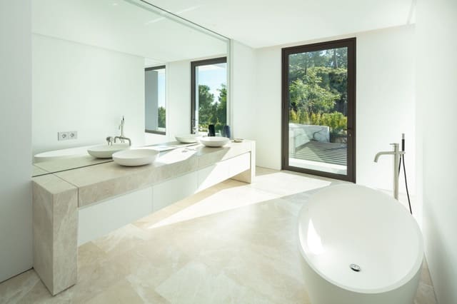 6 bedroom Villa for sale in Marbella with pool garage - € 4,500,000 (Ref: 9507548)