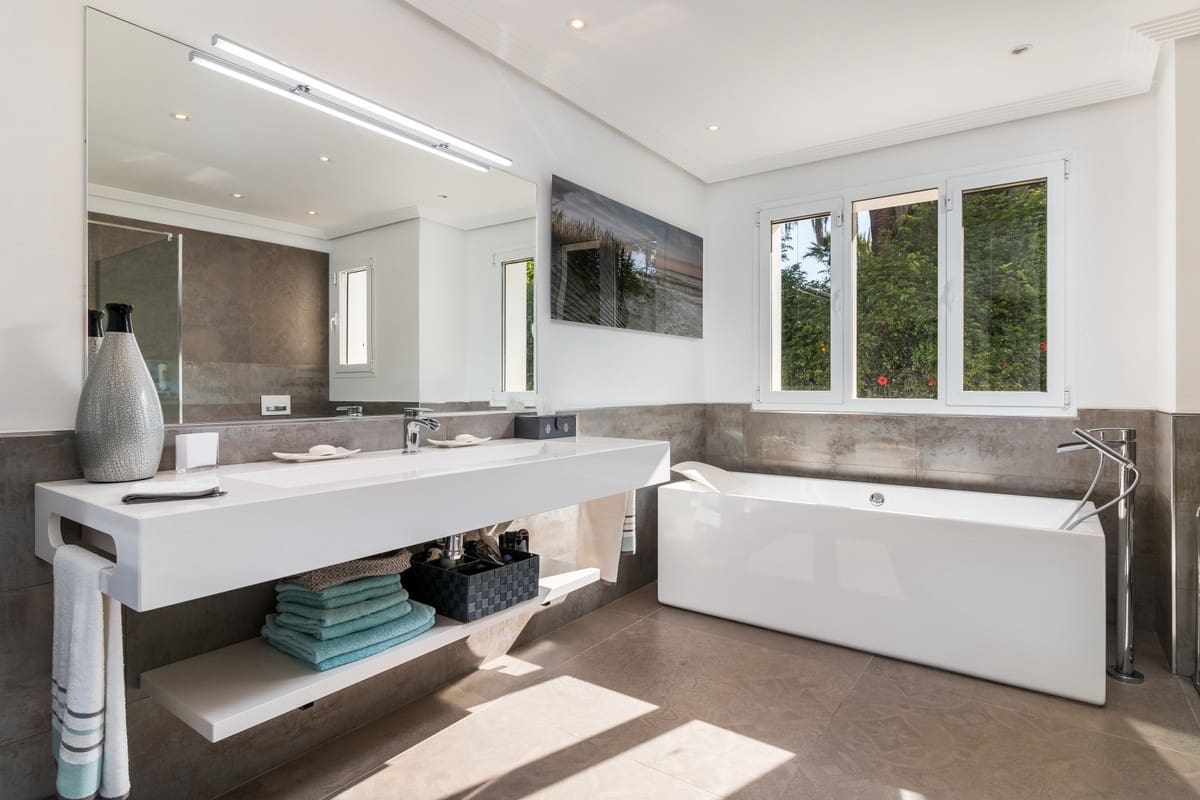 5 slaapkamer Villa te koop in El Paraiso met zwembad garage - € 3.495.000 (Ref: 9507595)