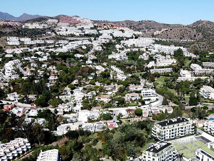 2 bedroom Apartment for sale in Calahonda with pool garage - € 330,000 (Ref: 9507691)