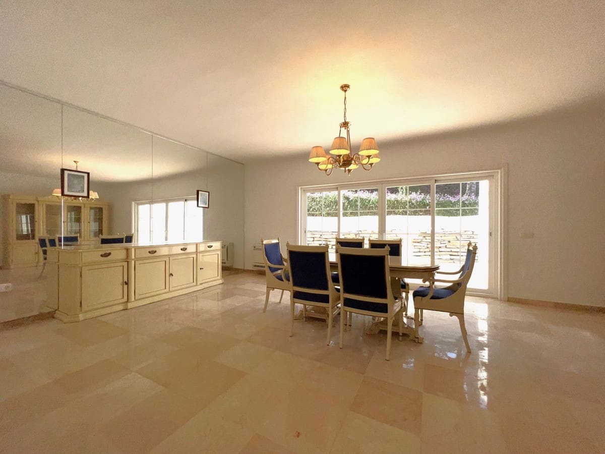 6 slaapkamer Villa te koop in El Paraiso met zwembad garage - € 1.995.000 (Ref: 9507697)