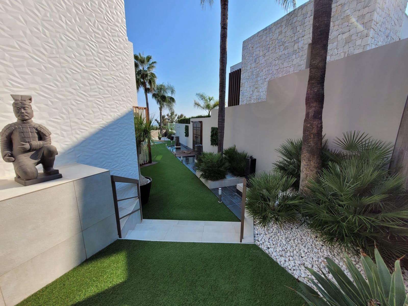 4 bedroom Villa for sale in Benahavis with pool garage - € 1,850,000 (Ref: 9507698)