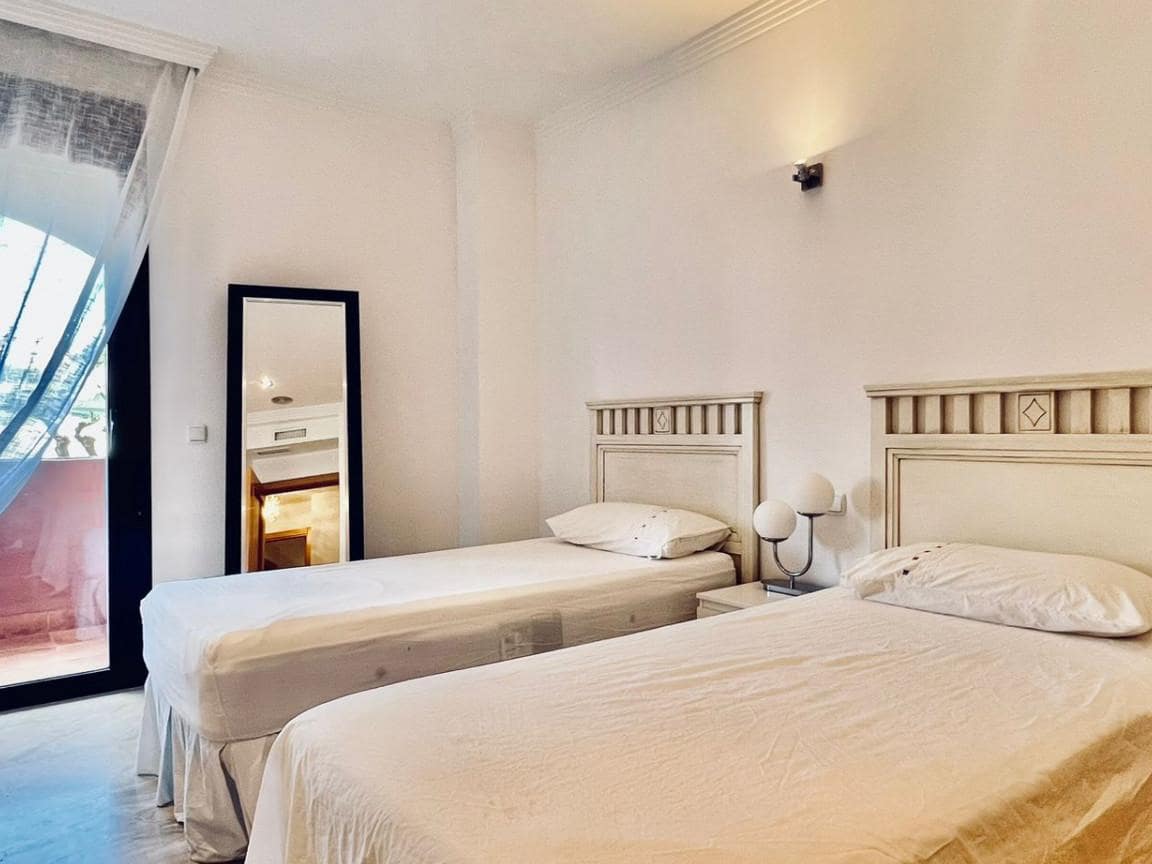 3 sypialnia Apartament na sprzedaż w Marbella z basenem garażem - 535 000 € (Ref: 9507821)