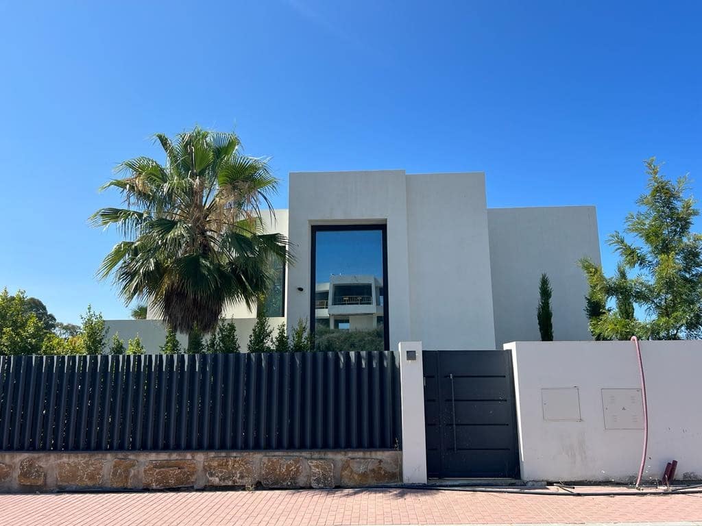 Chalet de 3 habitaciones en Estepona en venta con piscina garaje - 750.000 € (Ref: 9507876)