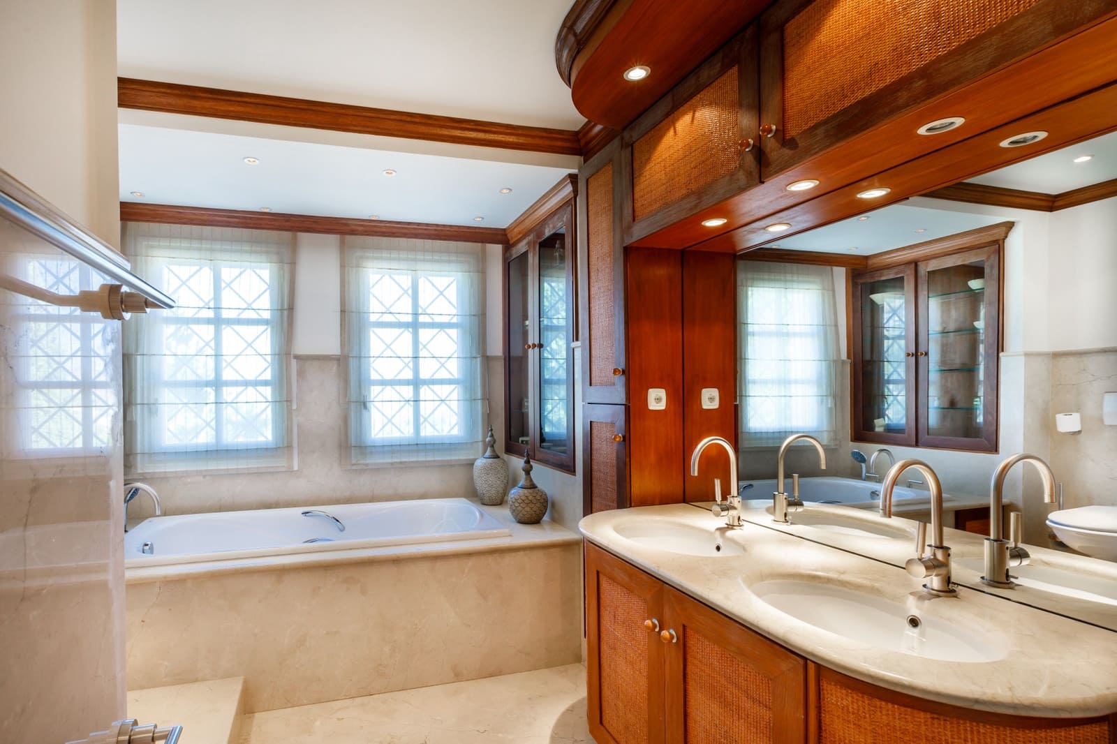 7 bedroom Villa for sale in Mijas with pool garage - € 2,950,000 (Ref: 9507897)