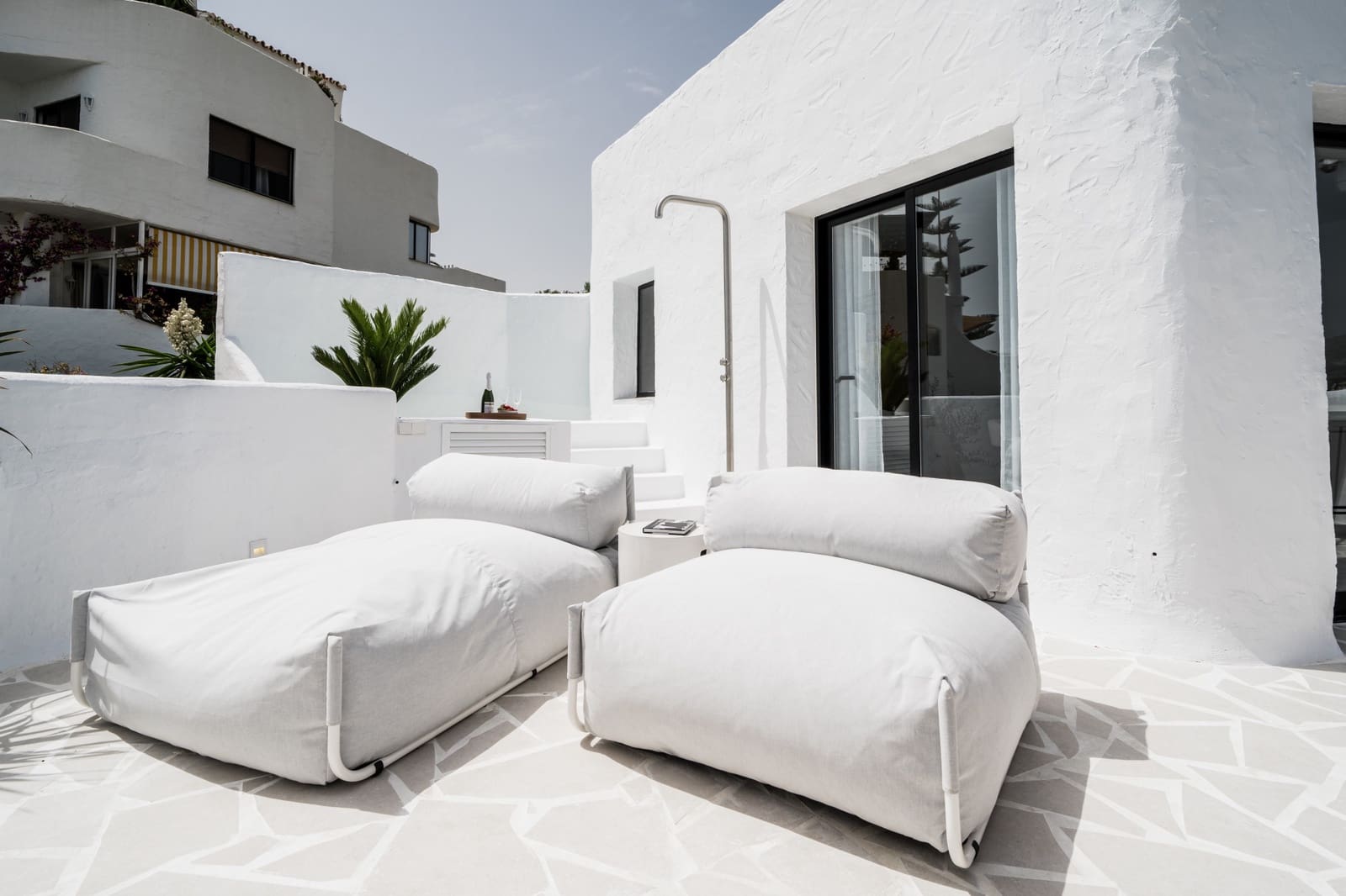 2 bedroom Apartment for sale in Marbella with pool garage - € 895,000 (Ref: 9507903)